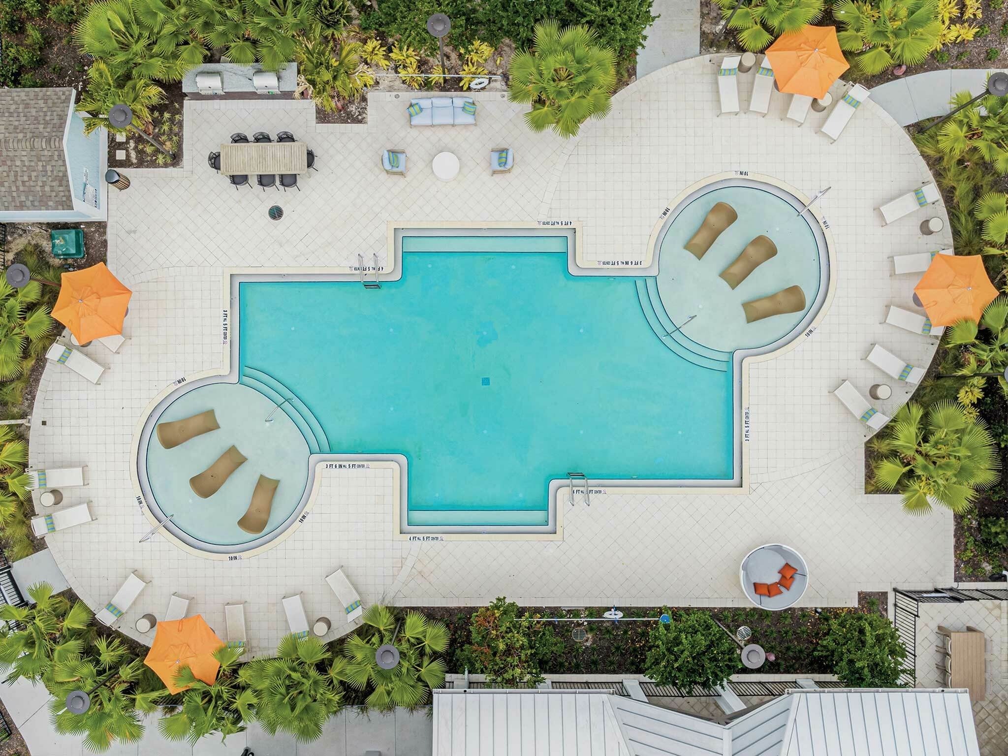 swimming pool at Apartments in Tampa