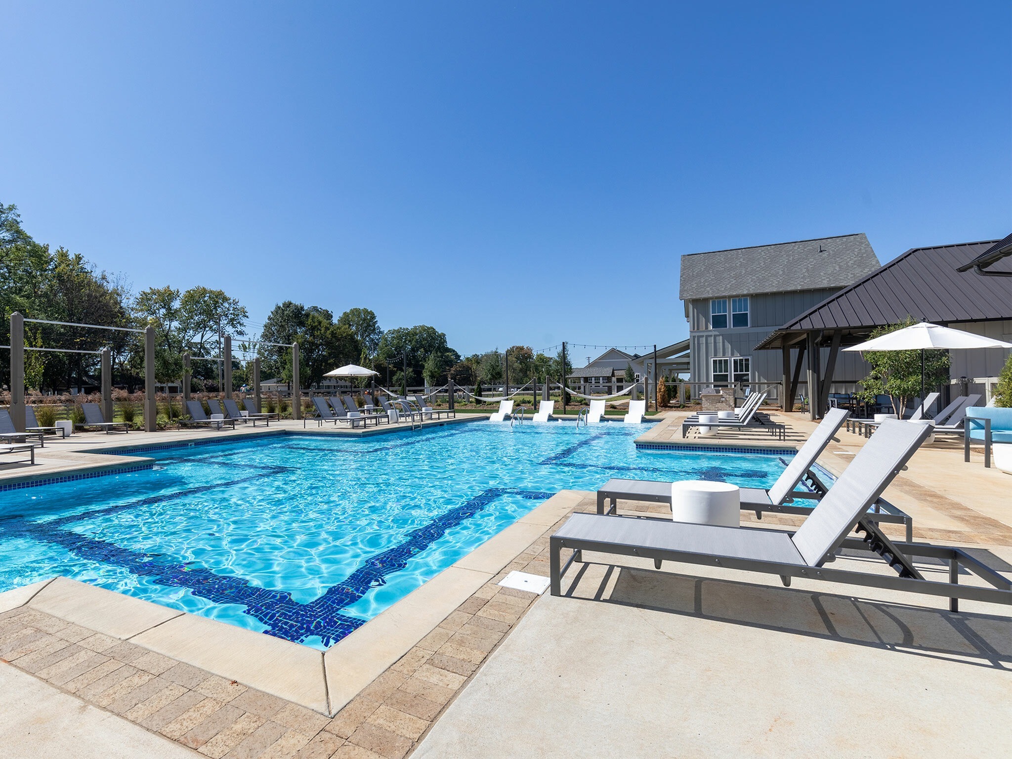swimming pool at leo at flint crossing