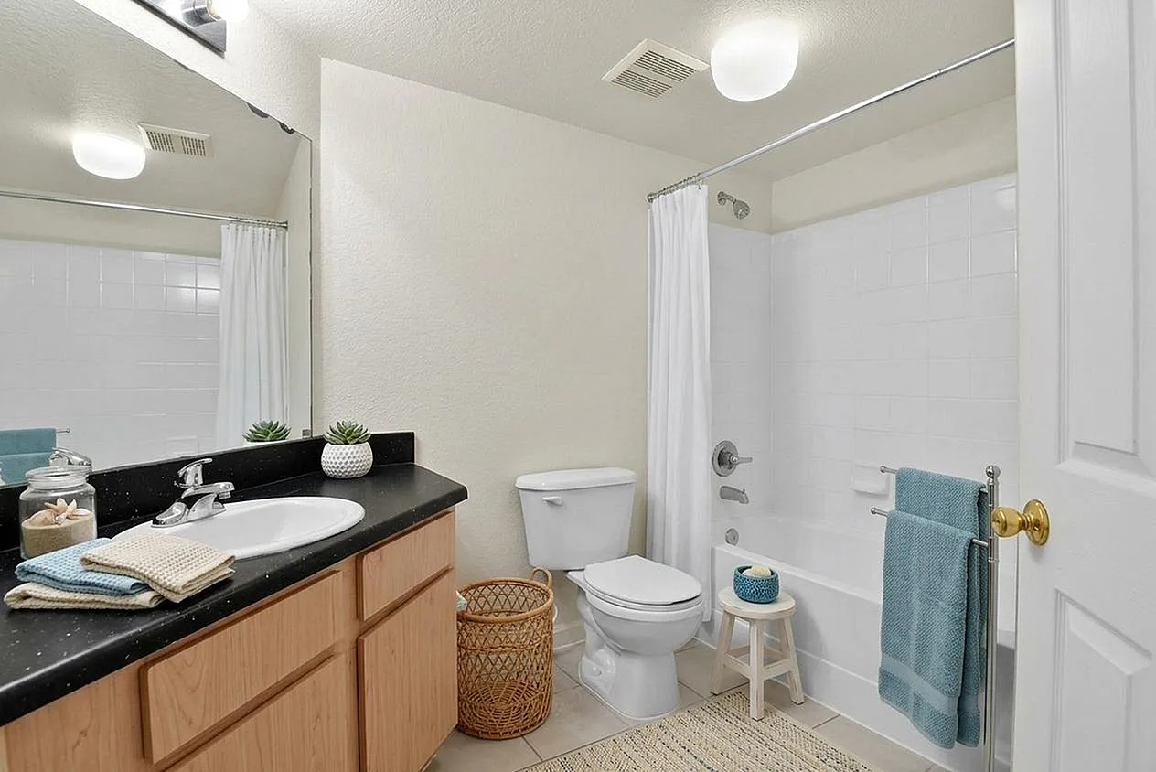 Lymestone Ranch - Modern Bathroom