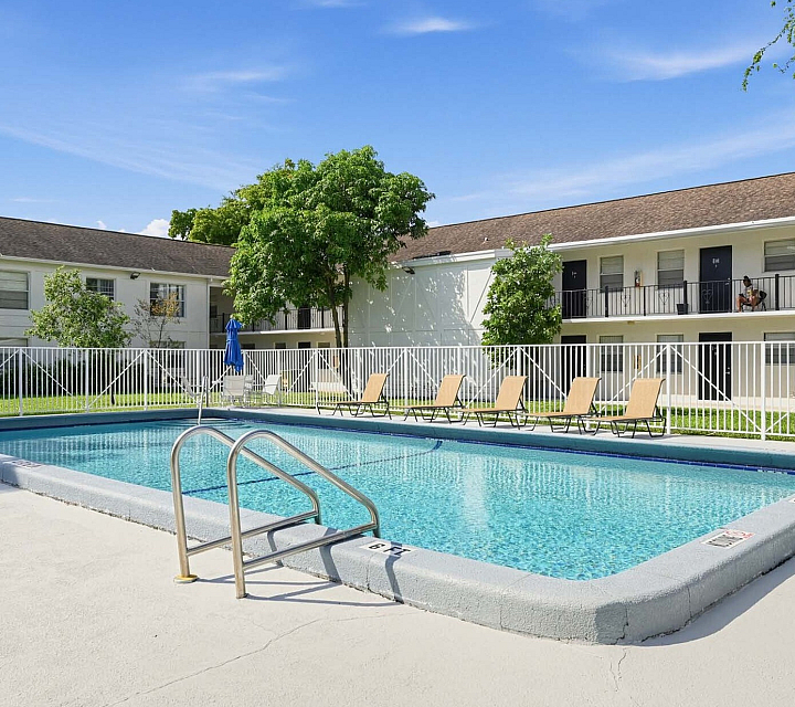 Advenir at San Tropez - Outdoor Pool