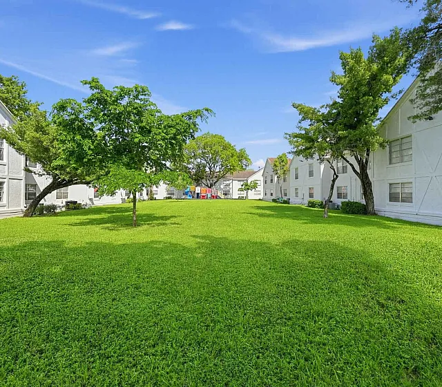 Advenir at San Tropez - Lush Courtyard