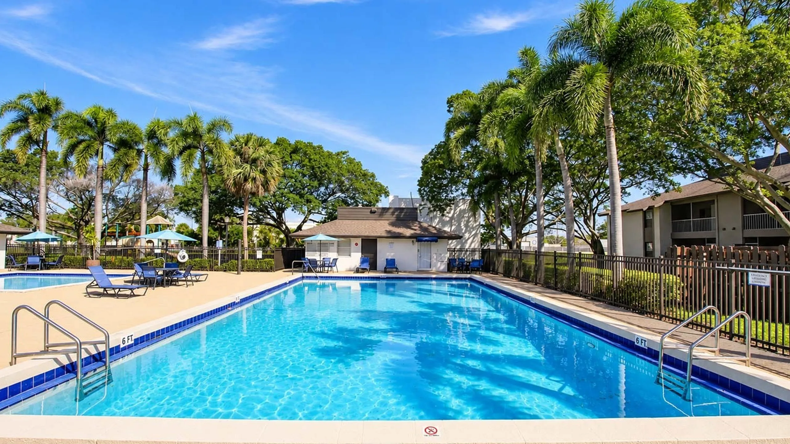 Advenir at Banyan Lake - Outdoor Pool