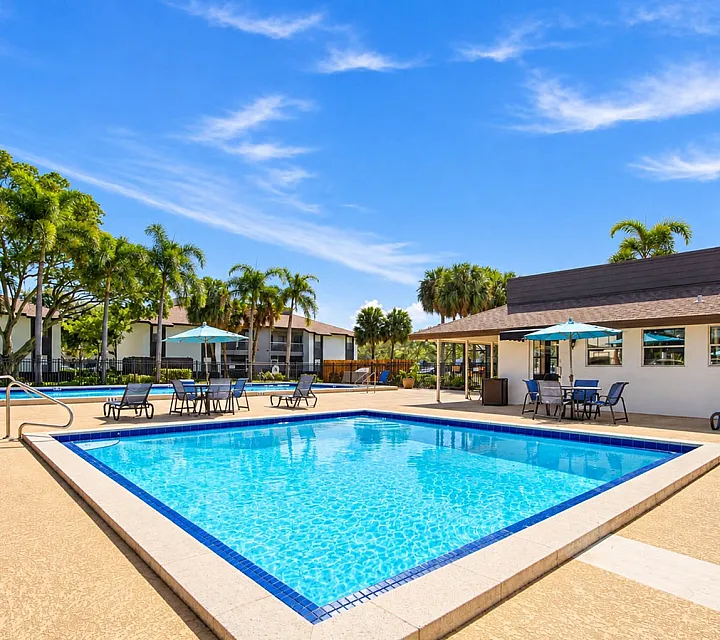 Advenir at Banyan Lake - Outdoor Pool