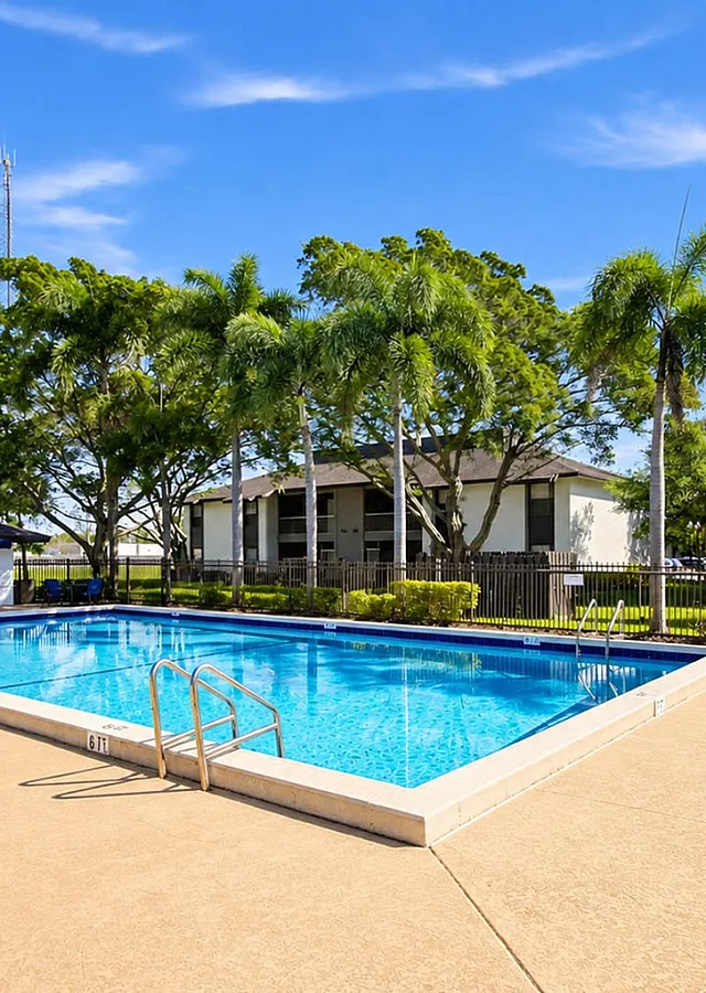 Advenir at Banyan Lake - Outdoor Pool