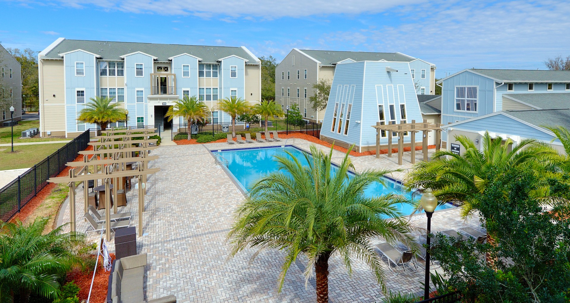 Pool & Sundeck | Hawks Landing | Apartments in Tampa, FL