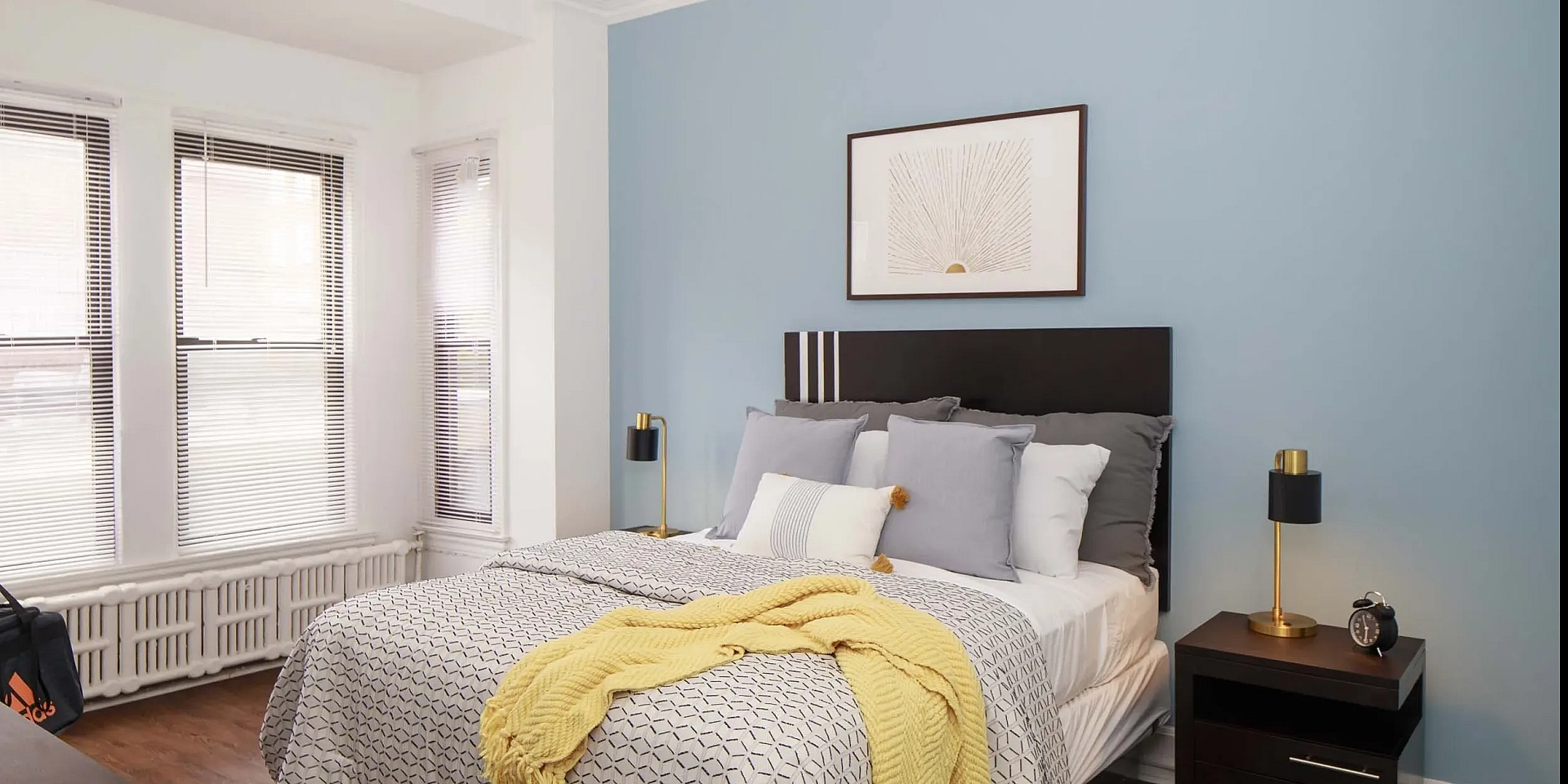 blue wall bedroom