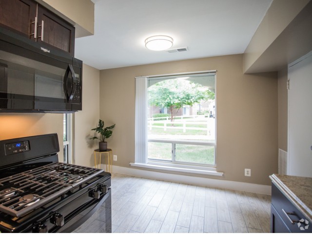2 Bedroom 2 Bath Renovated Apartment Eat in Breakfast Area