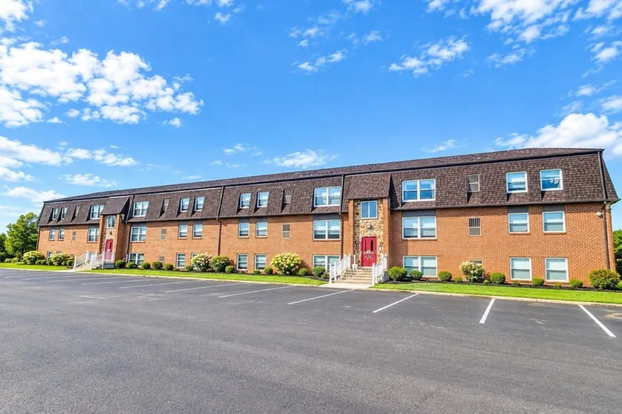 www.arbourcourtapts.com - Brick Apartment Exterior