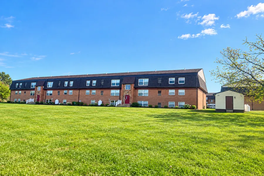 www.arbourcourtapts.com - Brick Building Exterior
