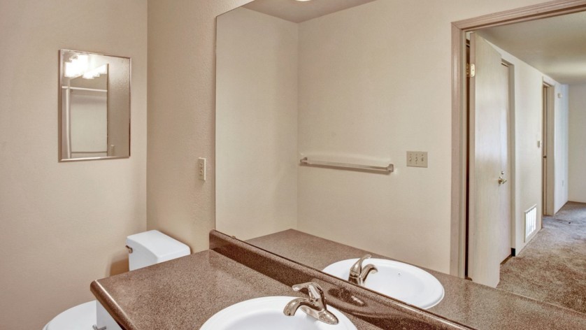 Elegant Bathroom | Apartments In Kennewick Wa For Rent | Crosspointe Apartments