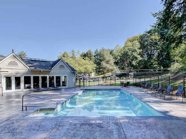 Resort Style Pool | Apartments In Shoreline Wa | Ballinger Commons