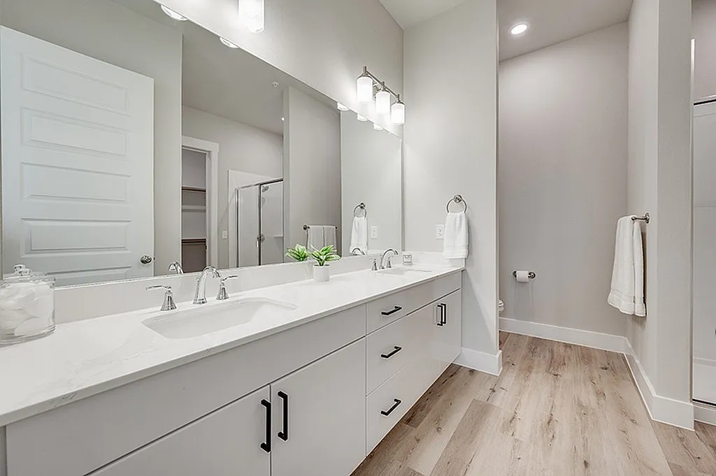 Luxe of Prosper | Apartments in McKinney | Rental in McKinney | Dual Vanity