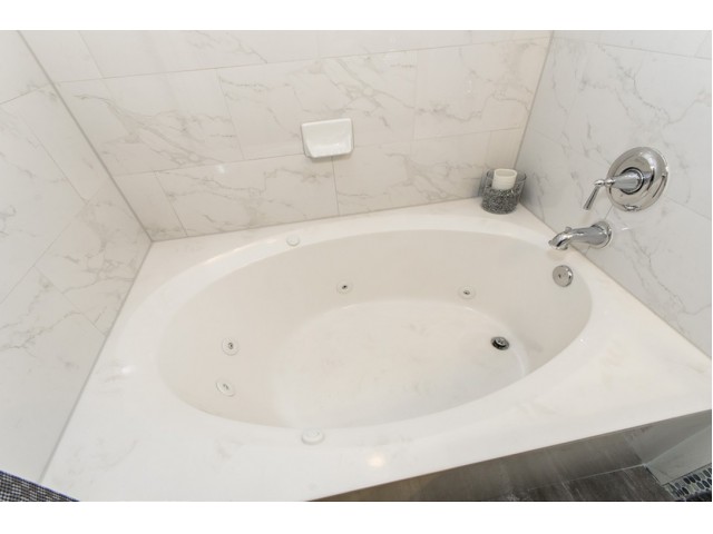Spacious Bathtub | Apartments Seabrook TX | The Towers of Seabrook
