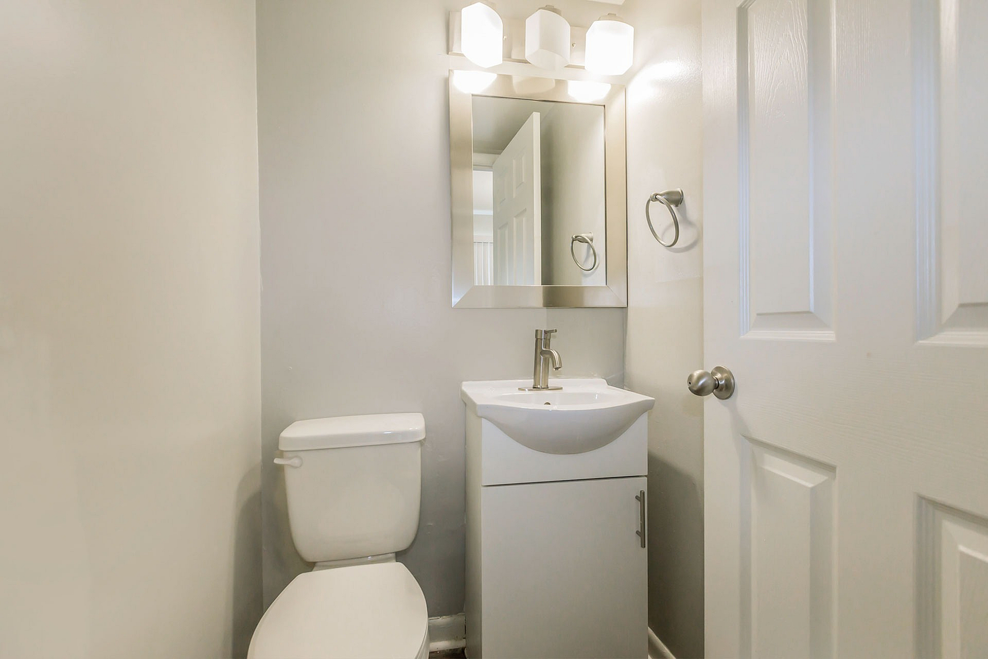 Contemporary bathroom design with sleek white vanity, modern fixtures, and bright lighting for a refreshing atmosphere.
