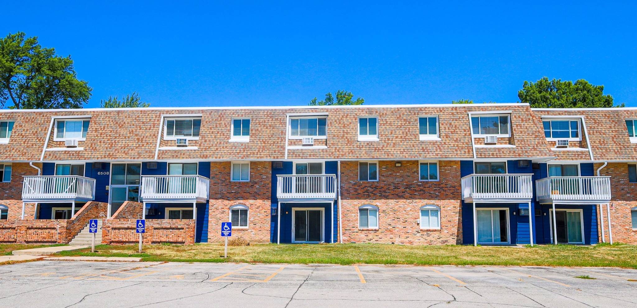 Photos & Videos The Hampton Meadows Apartments For Rent in Des Moines