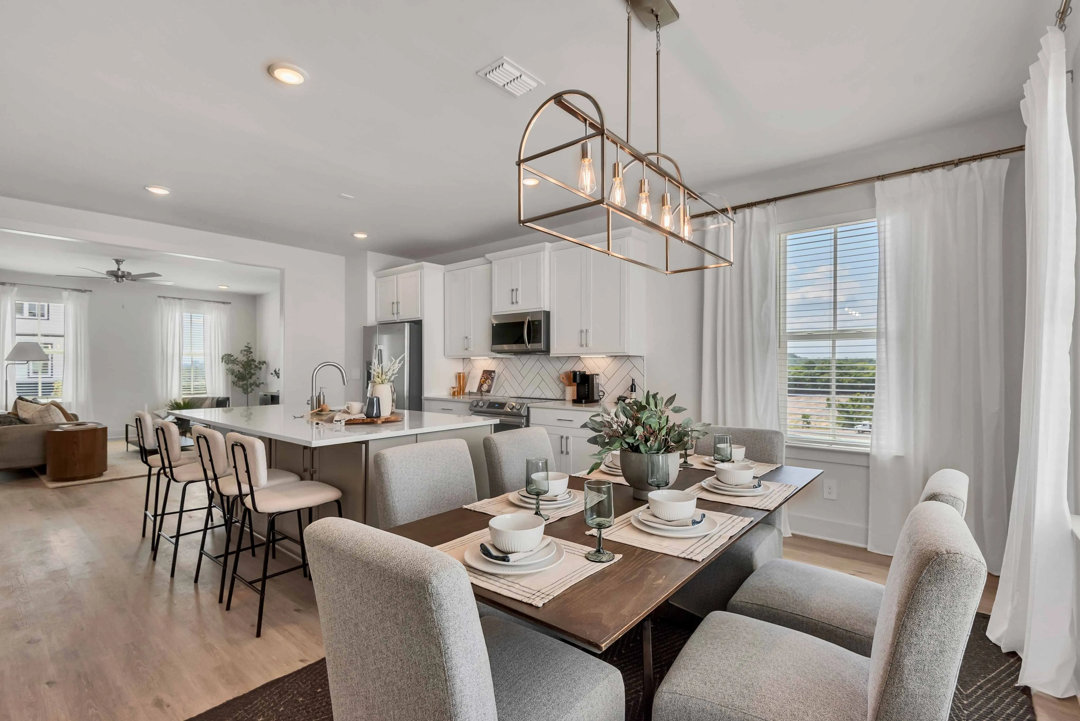 Open Concept Kitchen with 9\' Ceilings