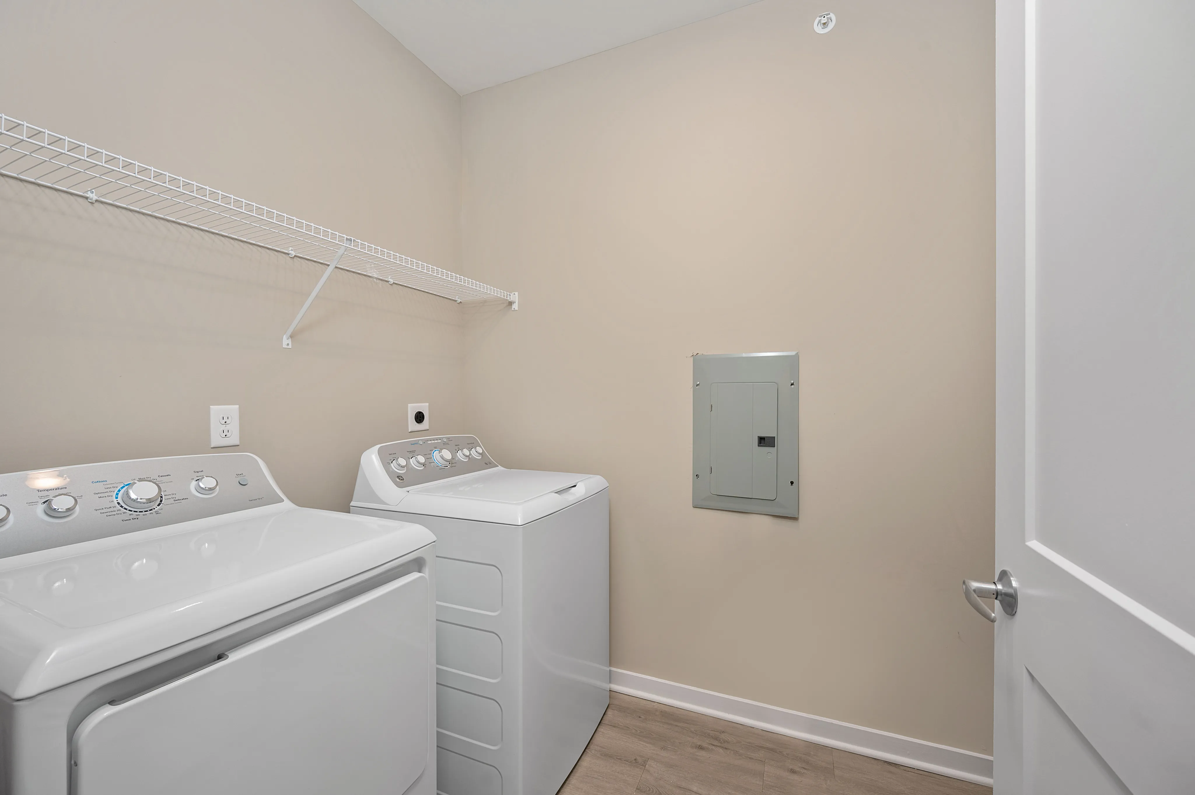 1 Bedroom + Den M4 Washer Dryer