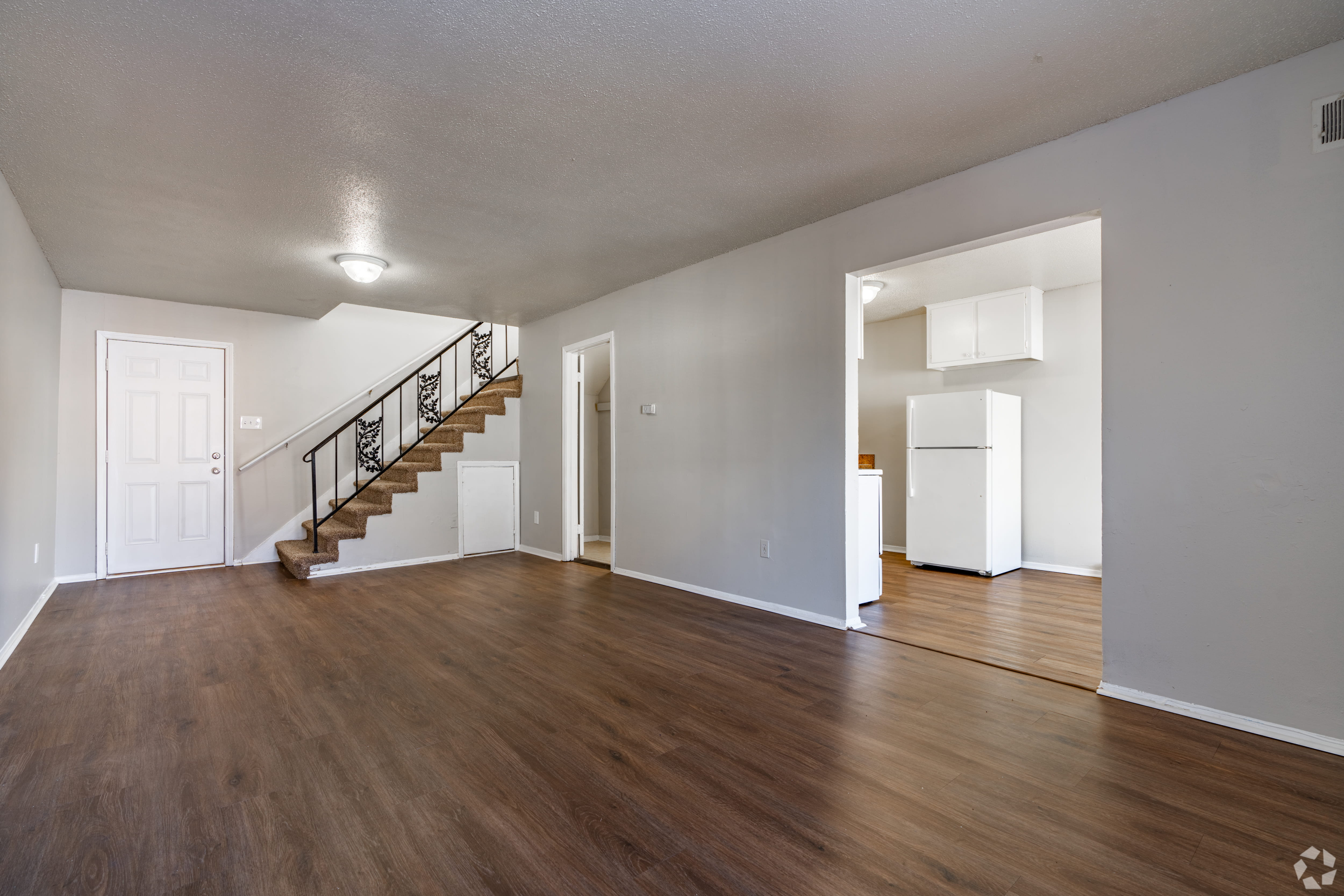 Colonial Village Apartments in Memphis - 3 Bedroom Living Area
