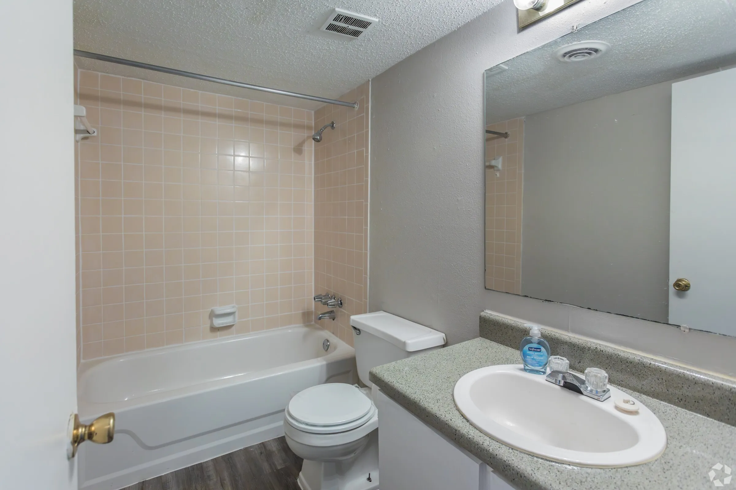 Avery Park Apartments - Bathroom