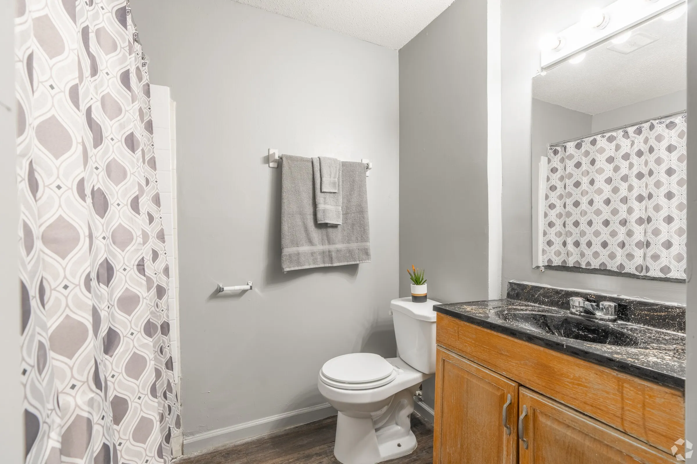 Lexington Apartments - Bathroom
