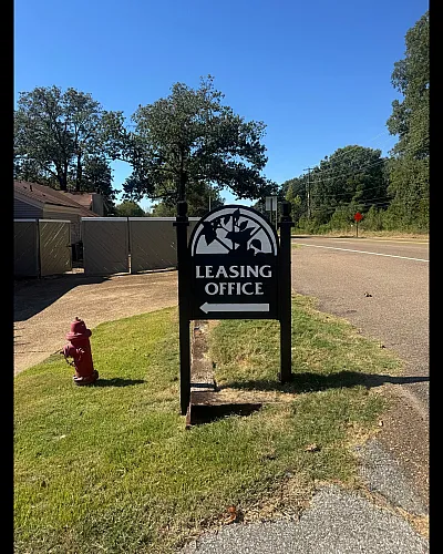 The Glen Townhomes - Leasing Office Sign