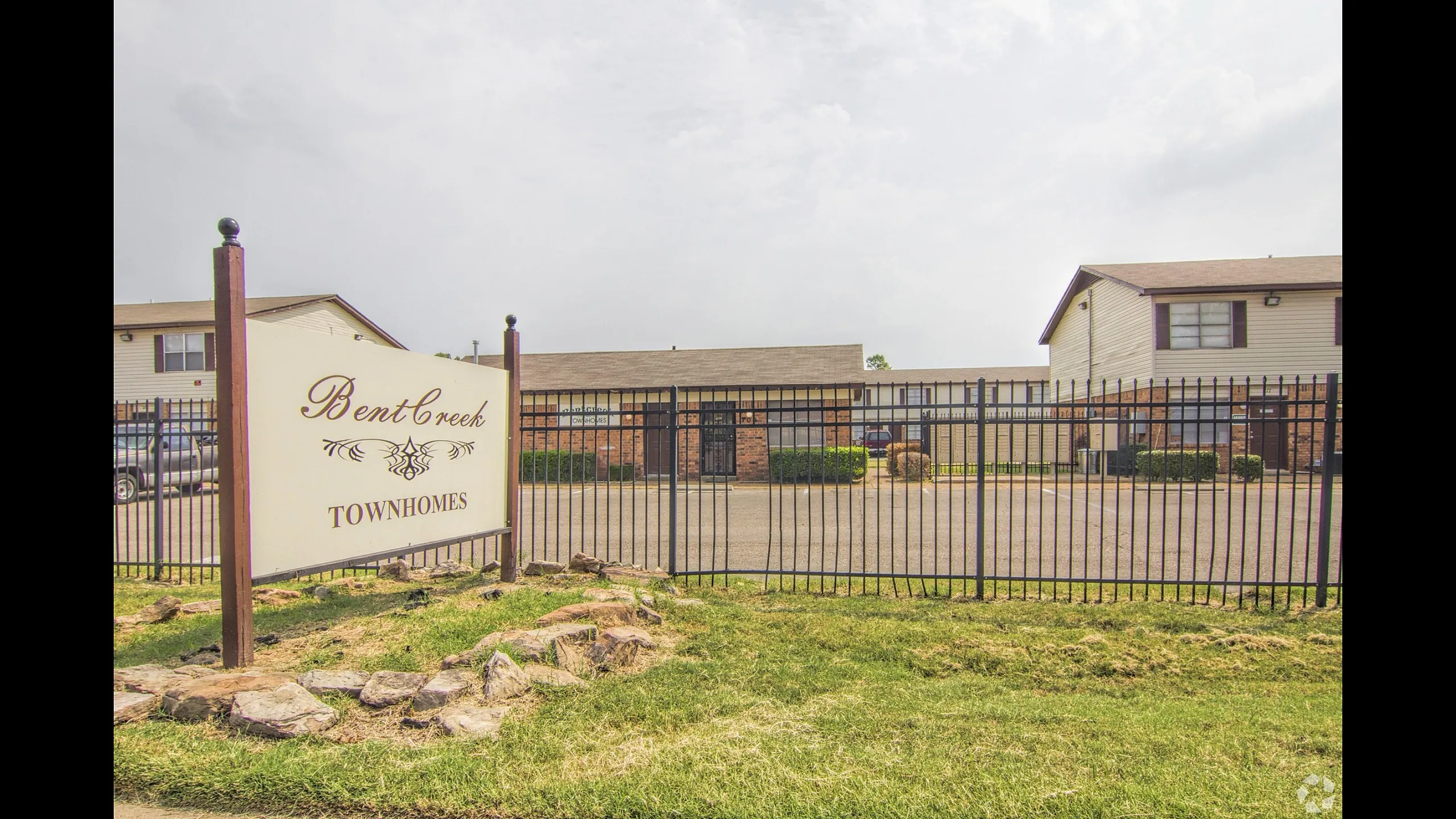 Entrance sign by the iron fence at Bent Creek Apartments in West Memphis, AR