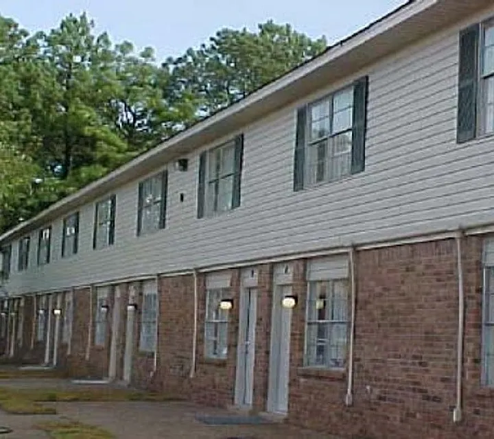 Brick and siding townhome building at Bent Creek Apartments in West Memphis, AR