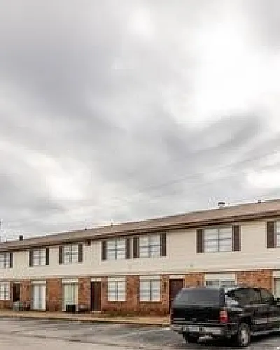 Long row of two-story townhomes at Bent Creek Apartments in West Memphis, AR