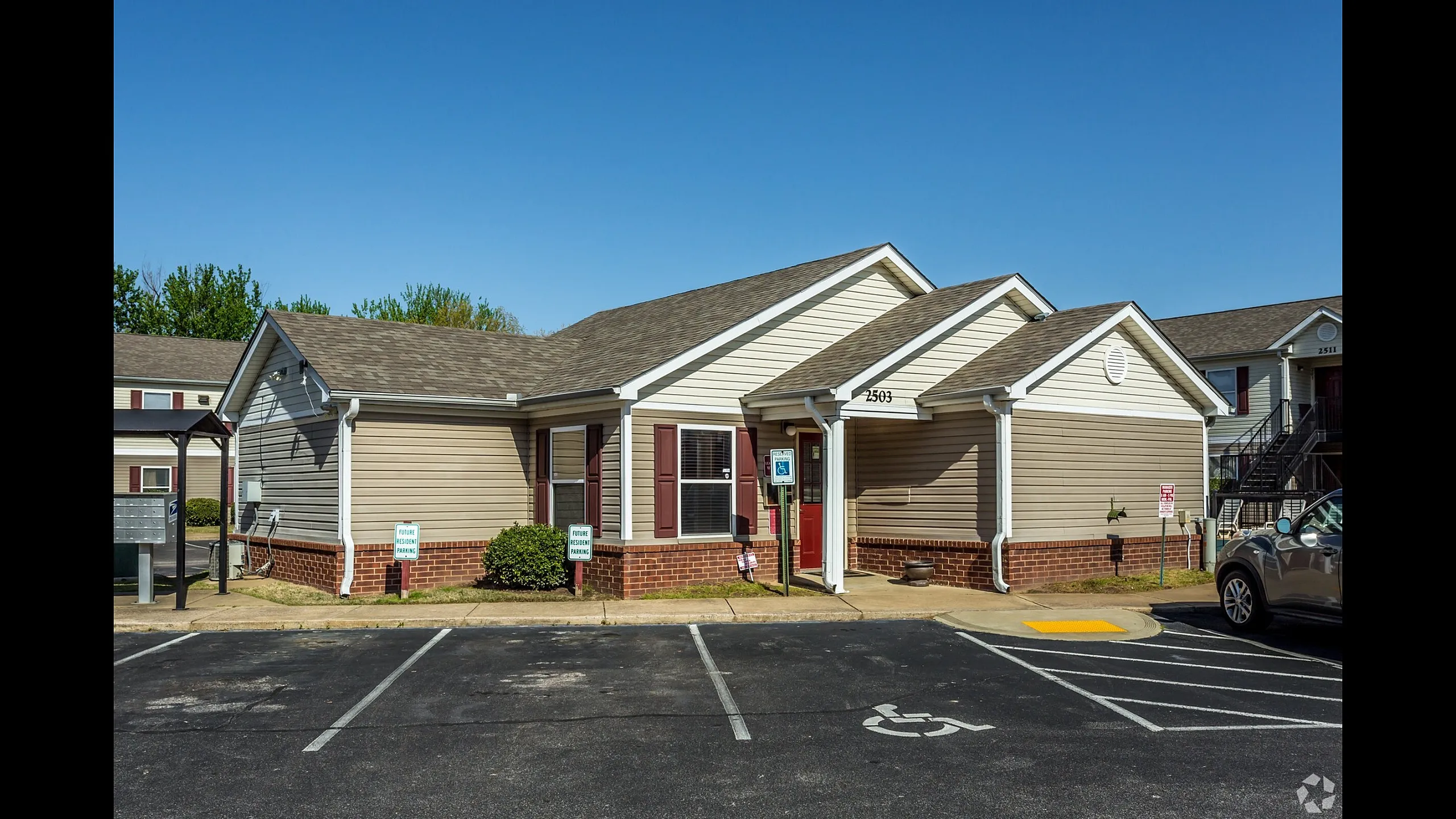 Leasing office with front parking at Countryside Village in Memphis, TN