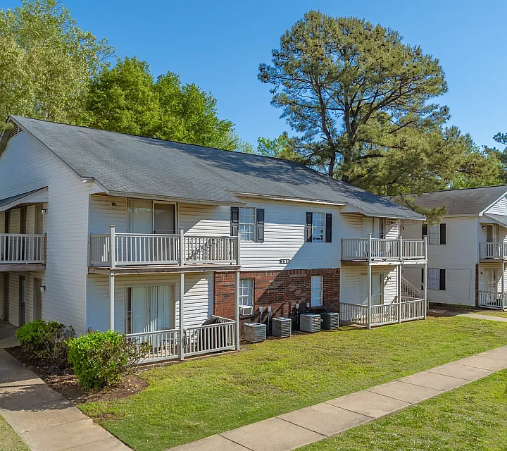 Brick and siding apartment building at Foxhaven Apartments in Southaven, MS