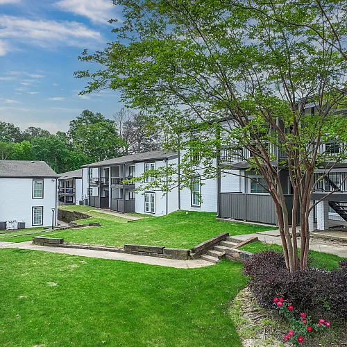 Landscaped courtyard between apartment buildings at Trails at Northpointe in Jackson, MS