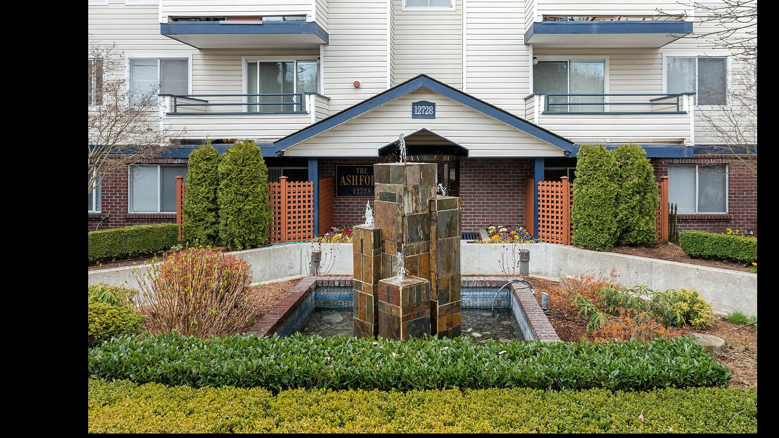 Ashford Apartments - Outdoor Entrance