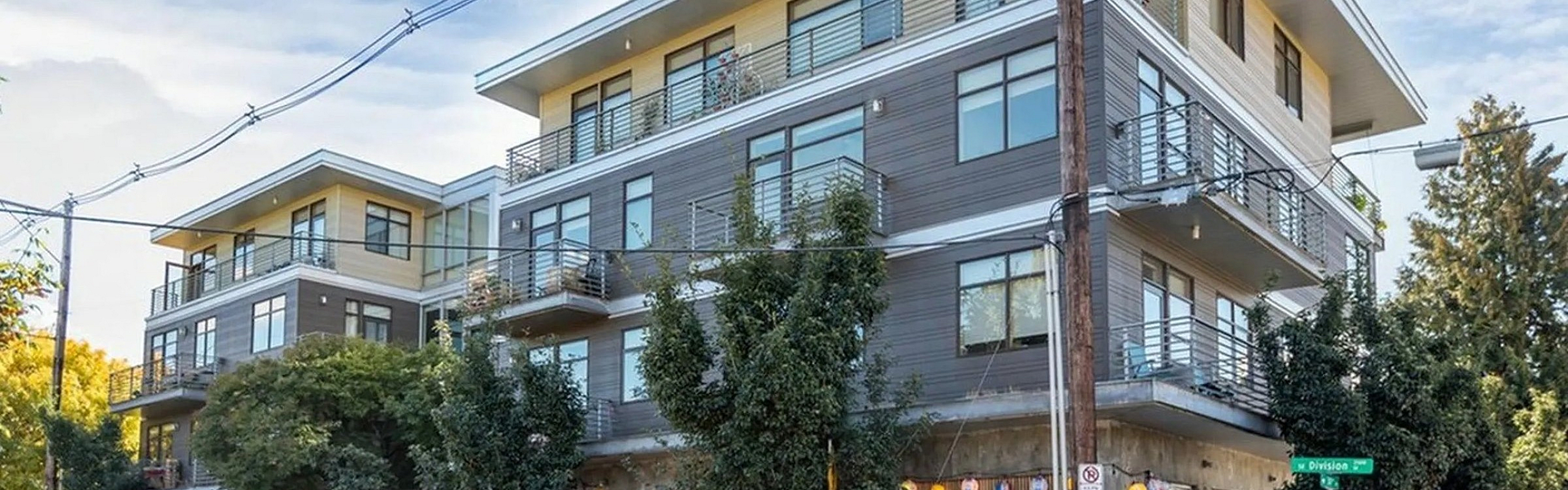 Move The House - Modern Apartment Exterior