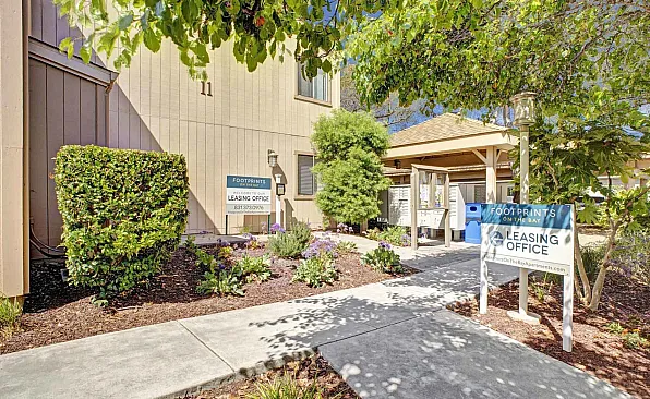 Property sign leading to the leasing office