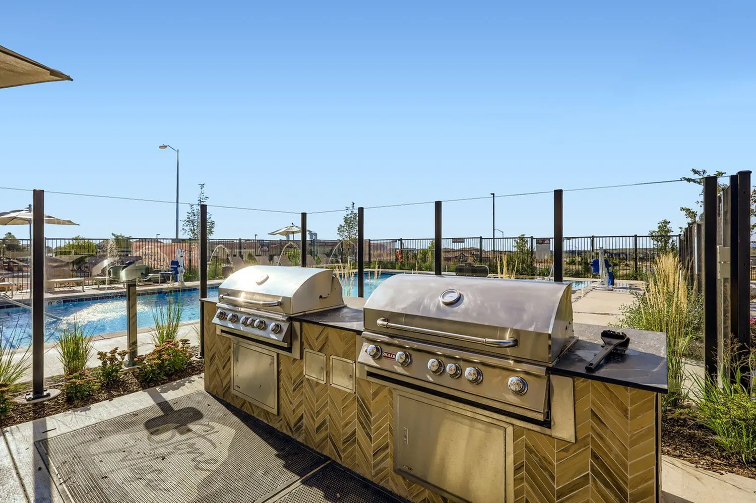 Outdoor Kitchens & Grills