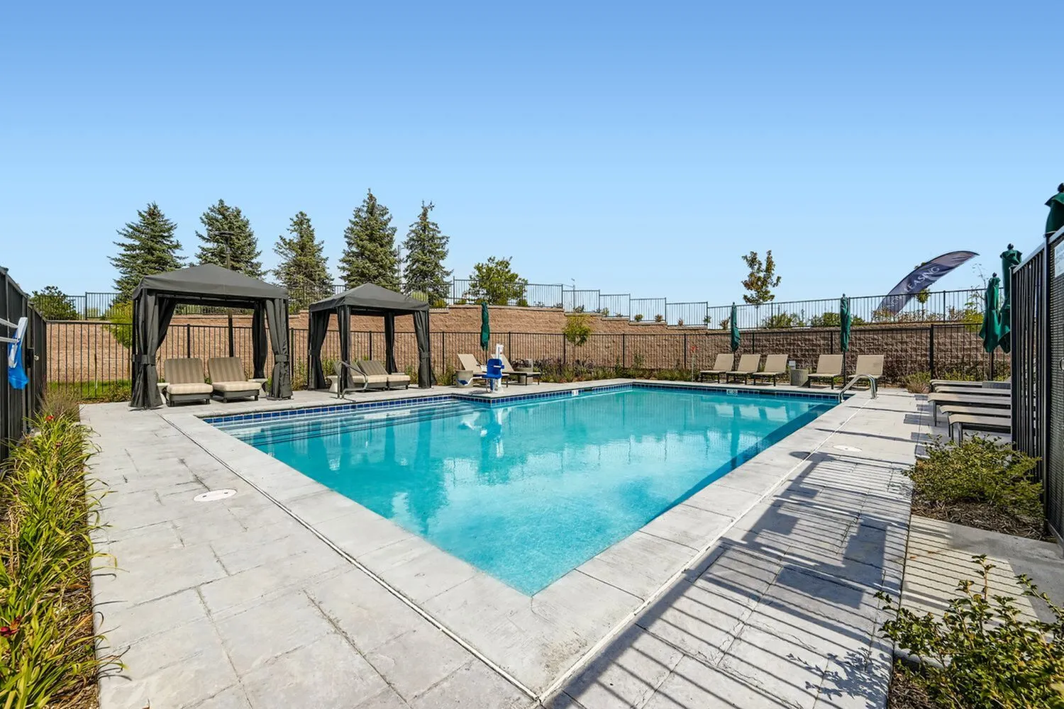 Resort Style Pool & Spa