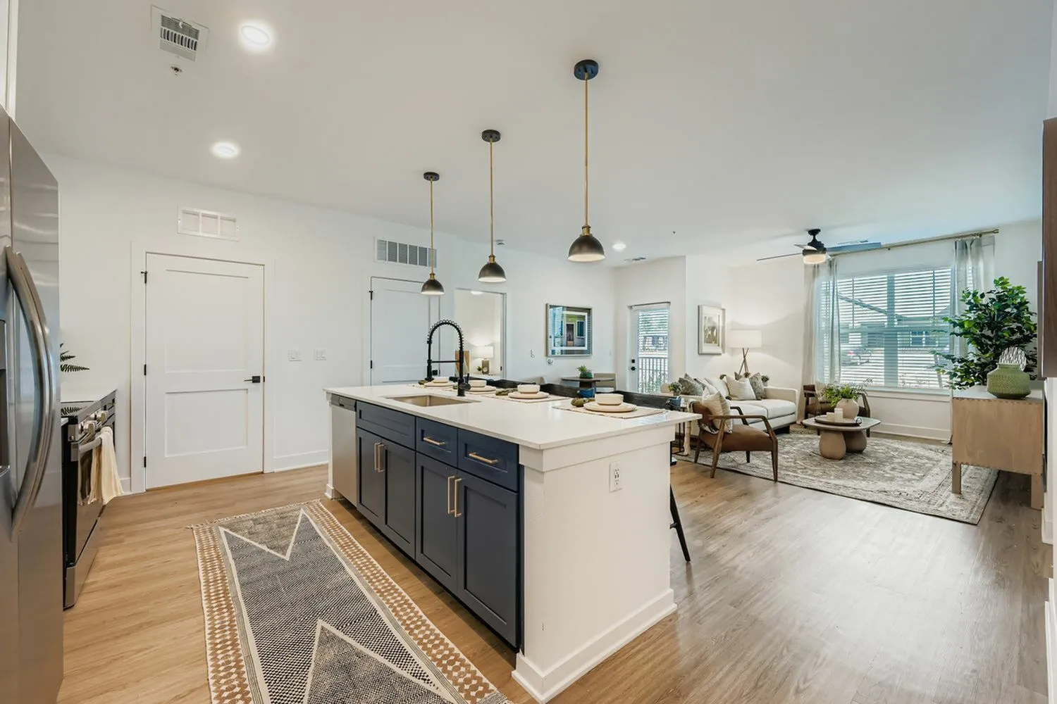 Large Kitchen Islands w/ Peninsula Seating