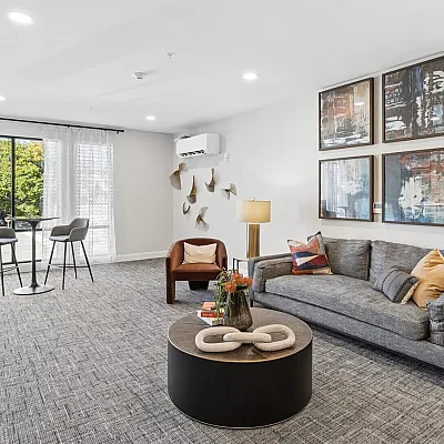 The Six at City Station - Spacious Lounge