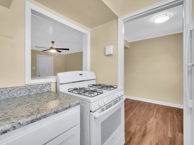 View Photos Colonial Court Apartments