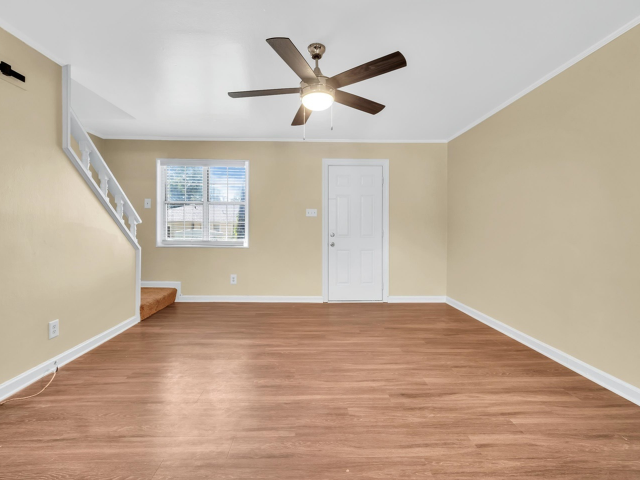 View Photos Colonial Court Apartments