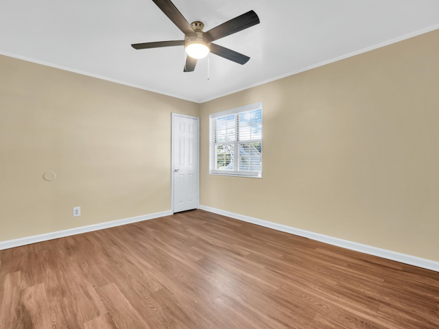View Photos Colonial Court Apartments