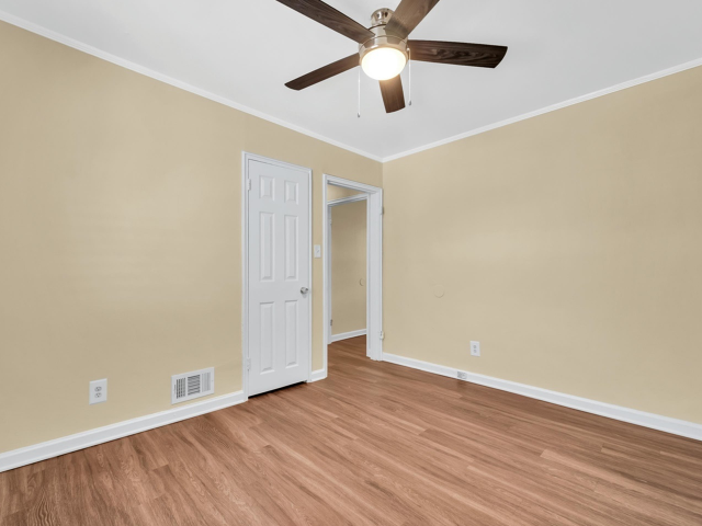 View Photos Colonial Court Apartments