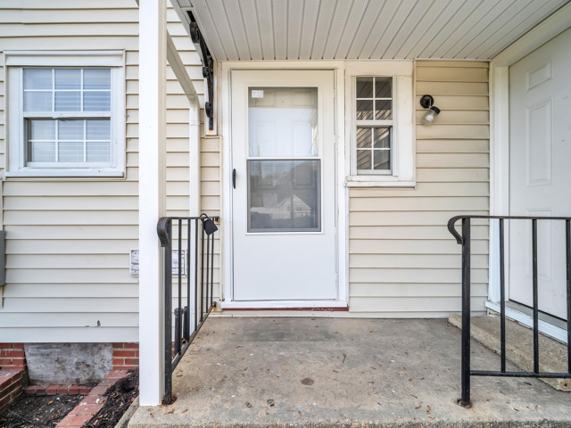 View Photos Colonial Court Apartments