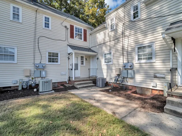 View Photos Colonial Court Apartments