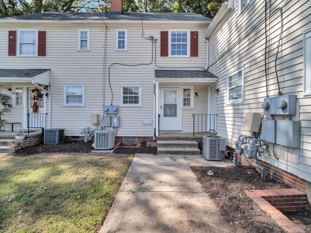 View Photos Colonial Court Apartments