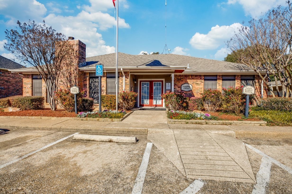 View Photos Regal Crossing Apartments