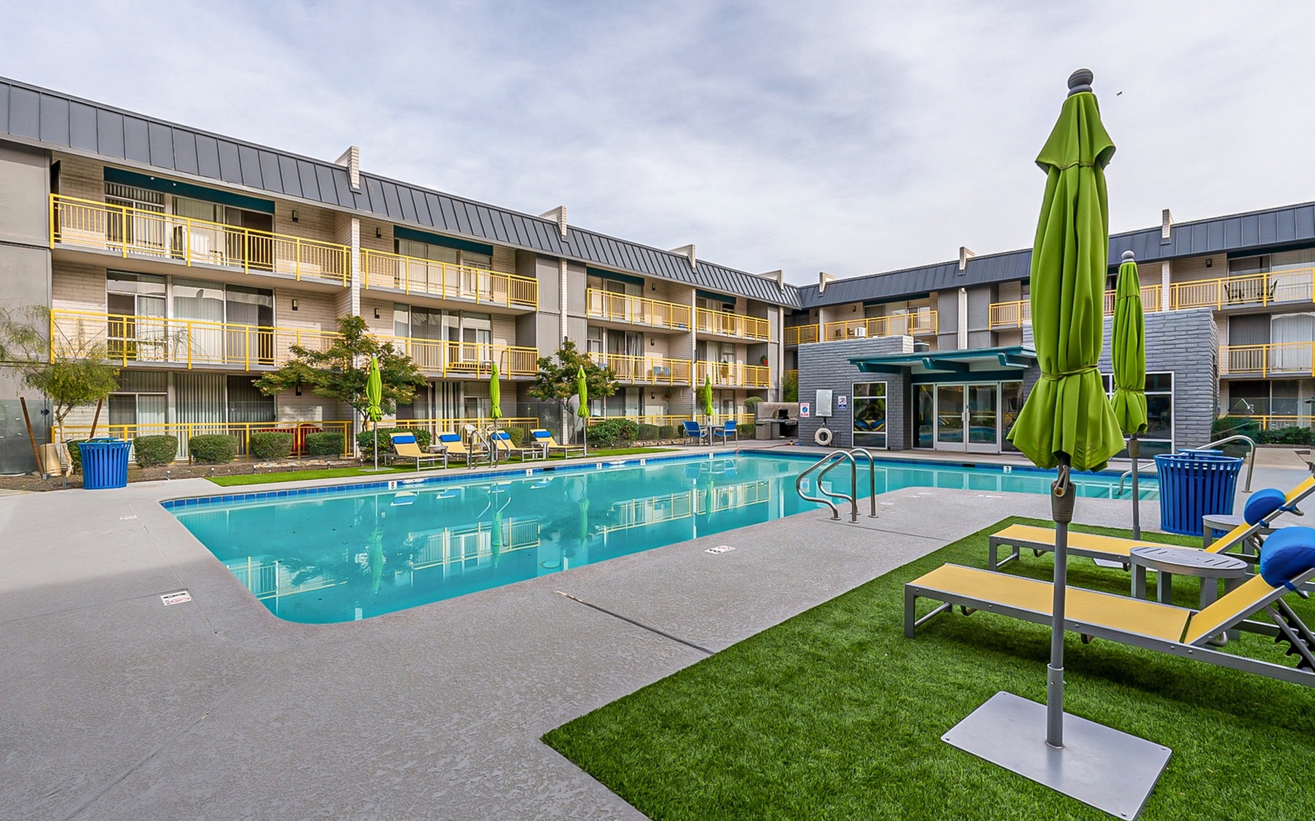 avenue 19 pool
