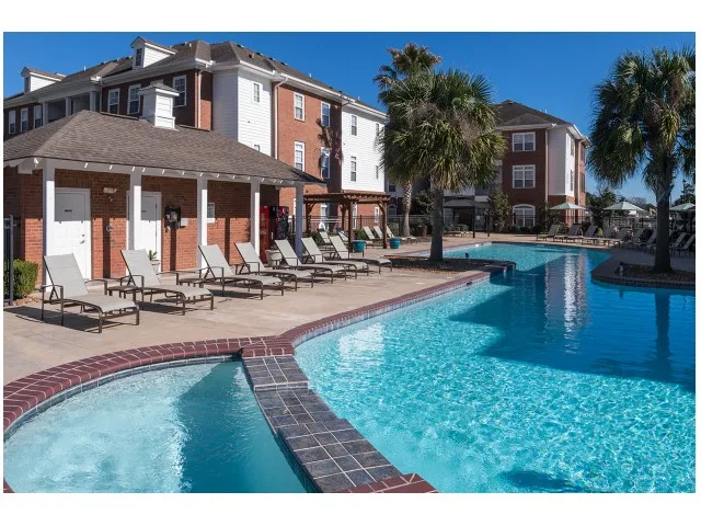Sparkling Pool | The Quarters | Student Housing In Lafayette LA