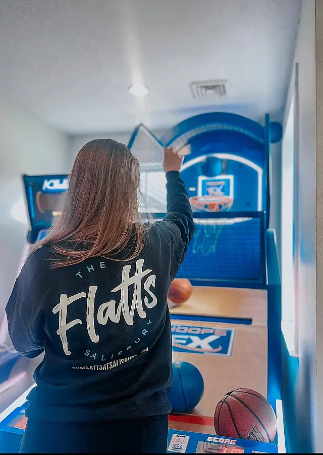 Exciting entertainment space featuring an interactive basketball arcade game, perfect for energetic gatherings.