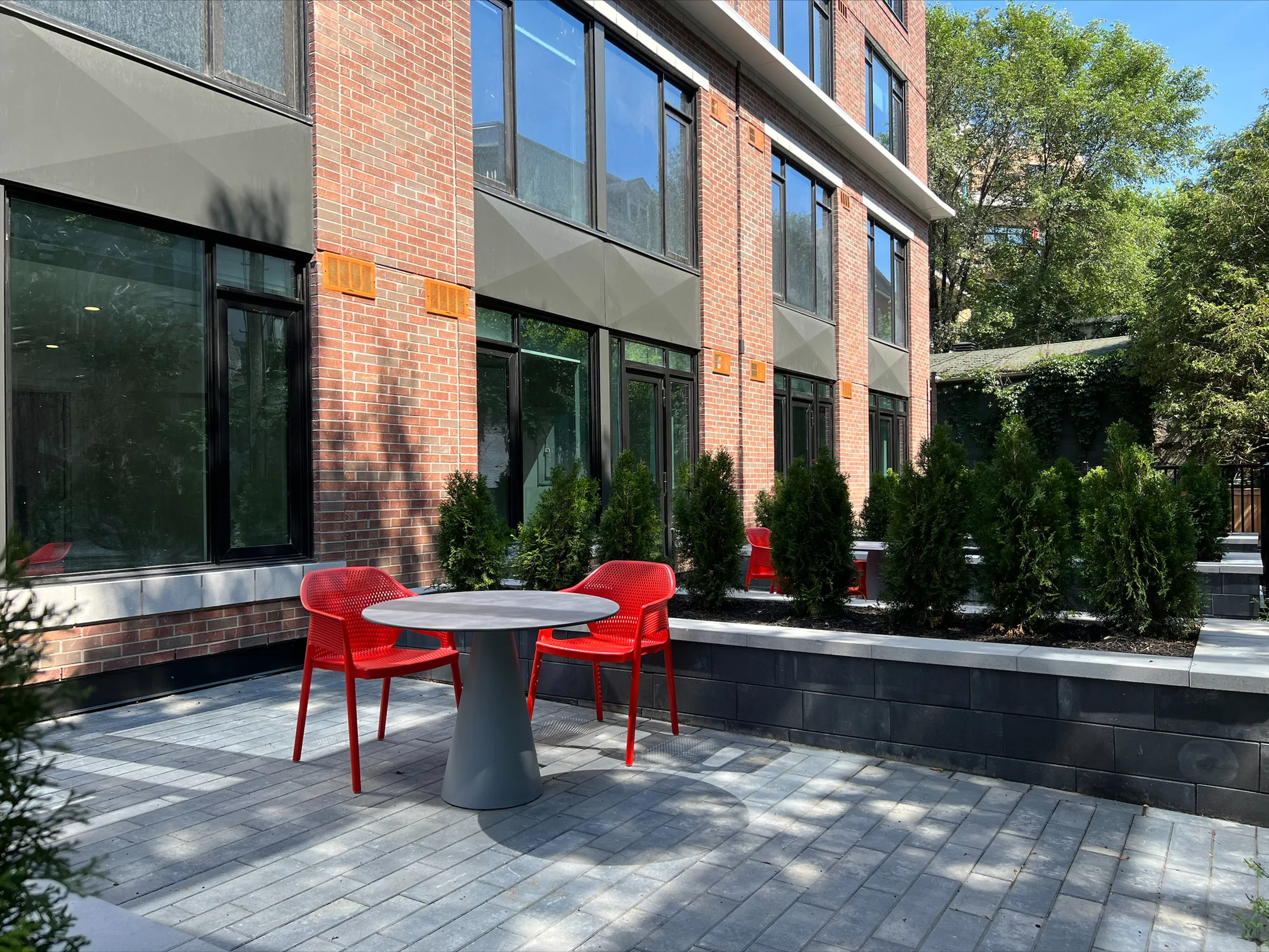 hillside apartments outdoor courtyard at uottawa off campus housing